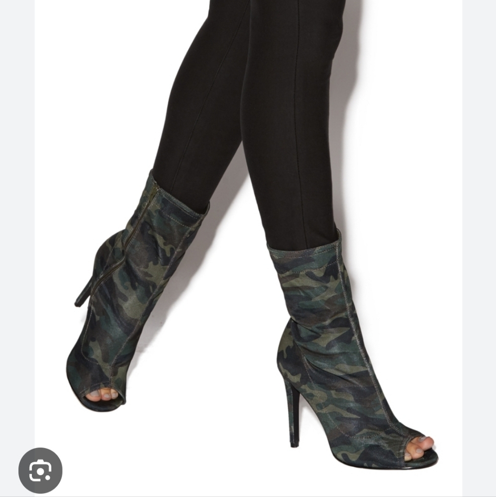 4/$20 Sz 6.5 Camo Open toe booties